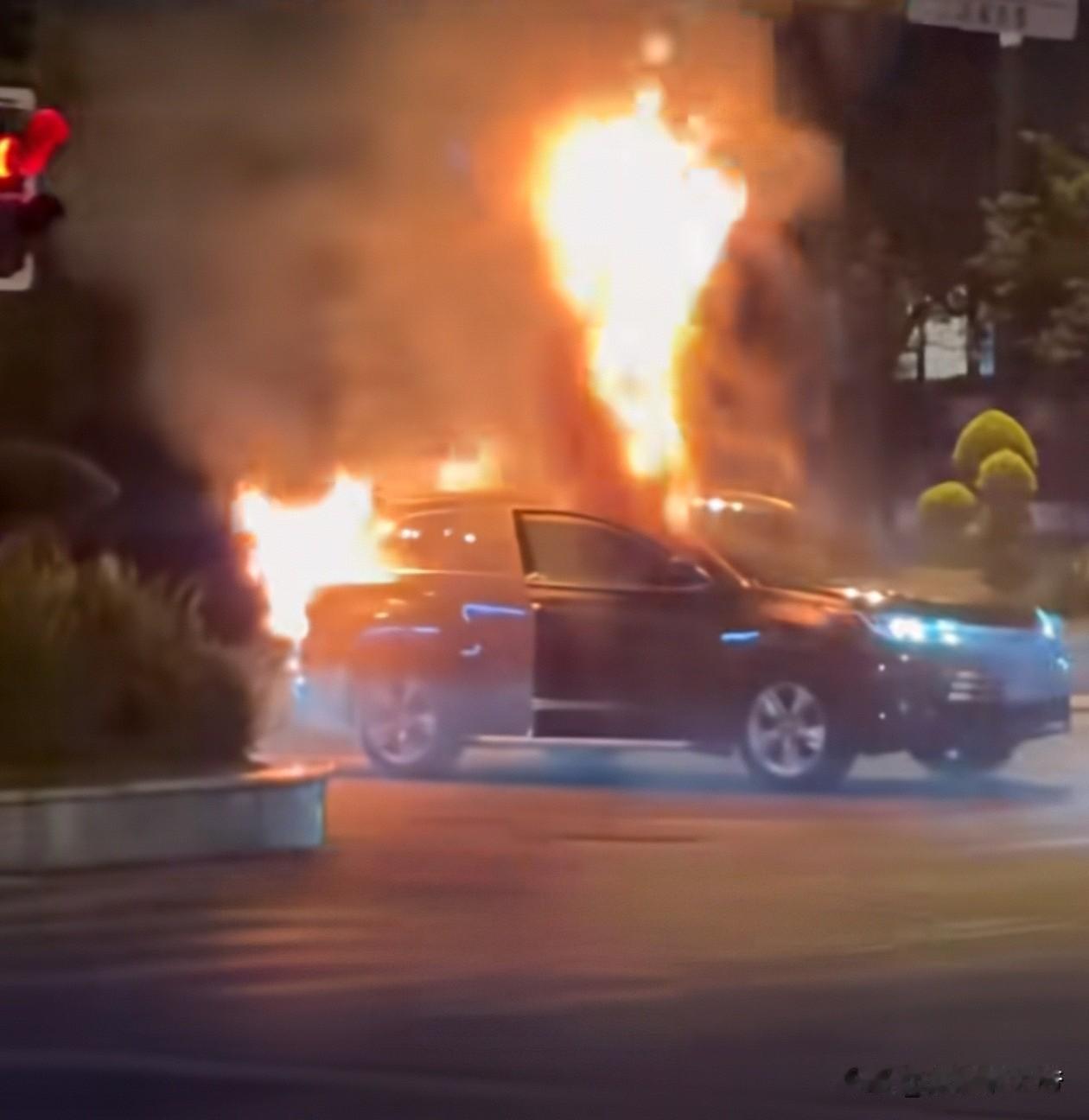 成都一辆油车着火了，起因是代驾的小电动放在后备箱，结果电池爆炸把油车带着了。 这