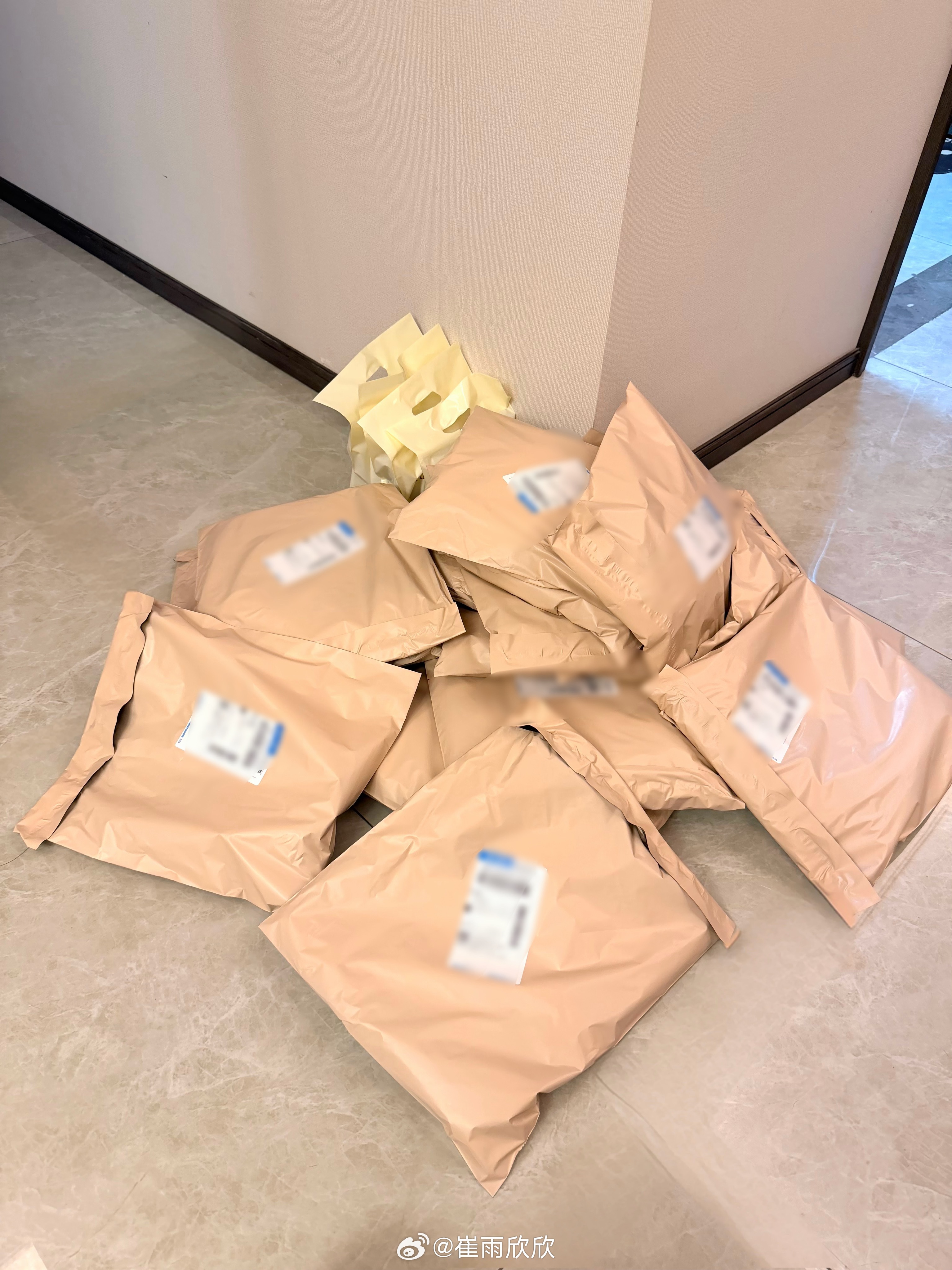 🫘和微博金粉群揪的衣服们和水晶已发货 可以找我要单号呦~ 