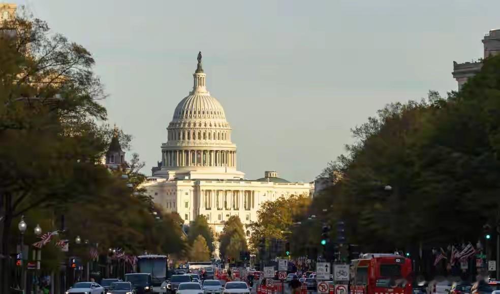 根据美国的战争权利法规定，总统如果没有经过国会授权对外派兵，那么军事行动的期限不