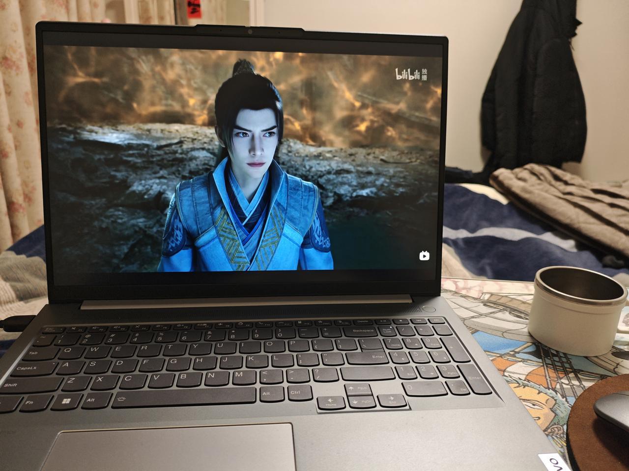 冬日生活打卡季猫家里追动漫，这事对于一个40多岁的中年大叔来说着实有点离谱了！