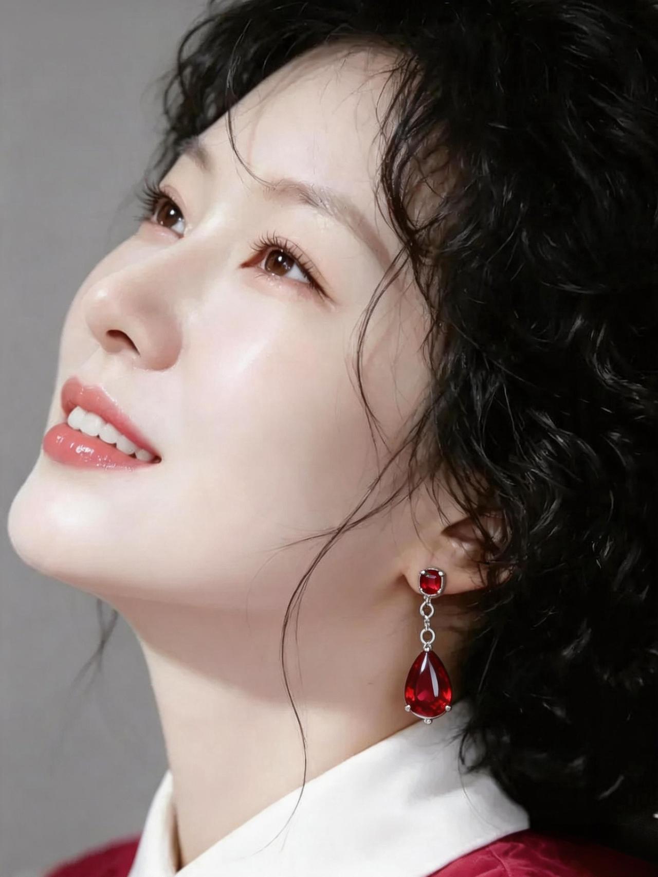 优雅红唇，闪耀耳环，气质女神！