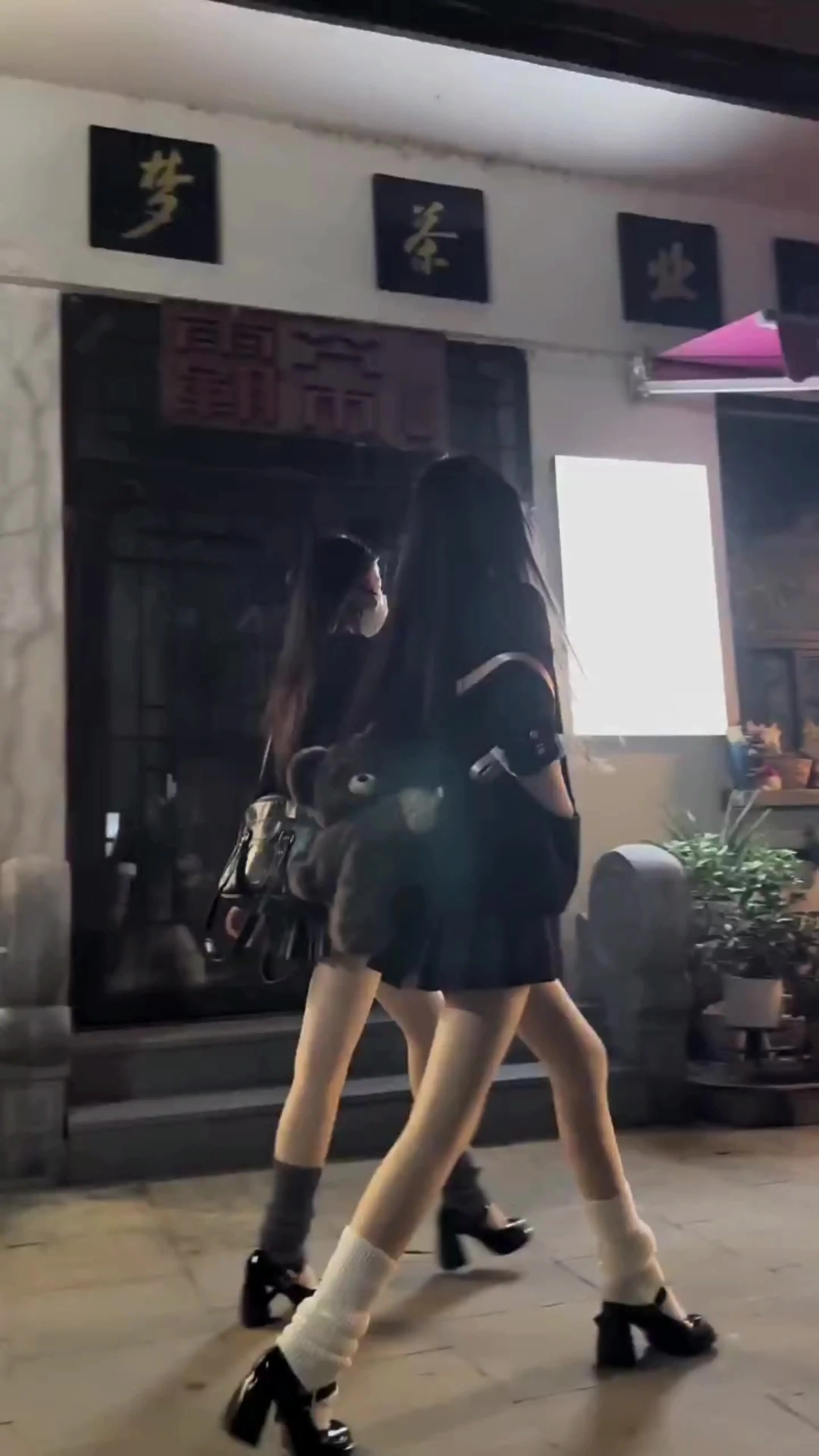 如果你喜欢一只蝴蝶， 千万别去追它， 因为你追不上． 你应该去种花种草...
