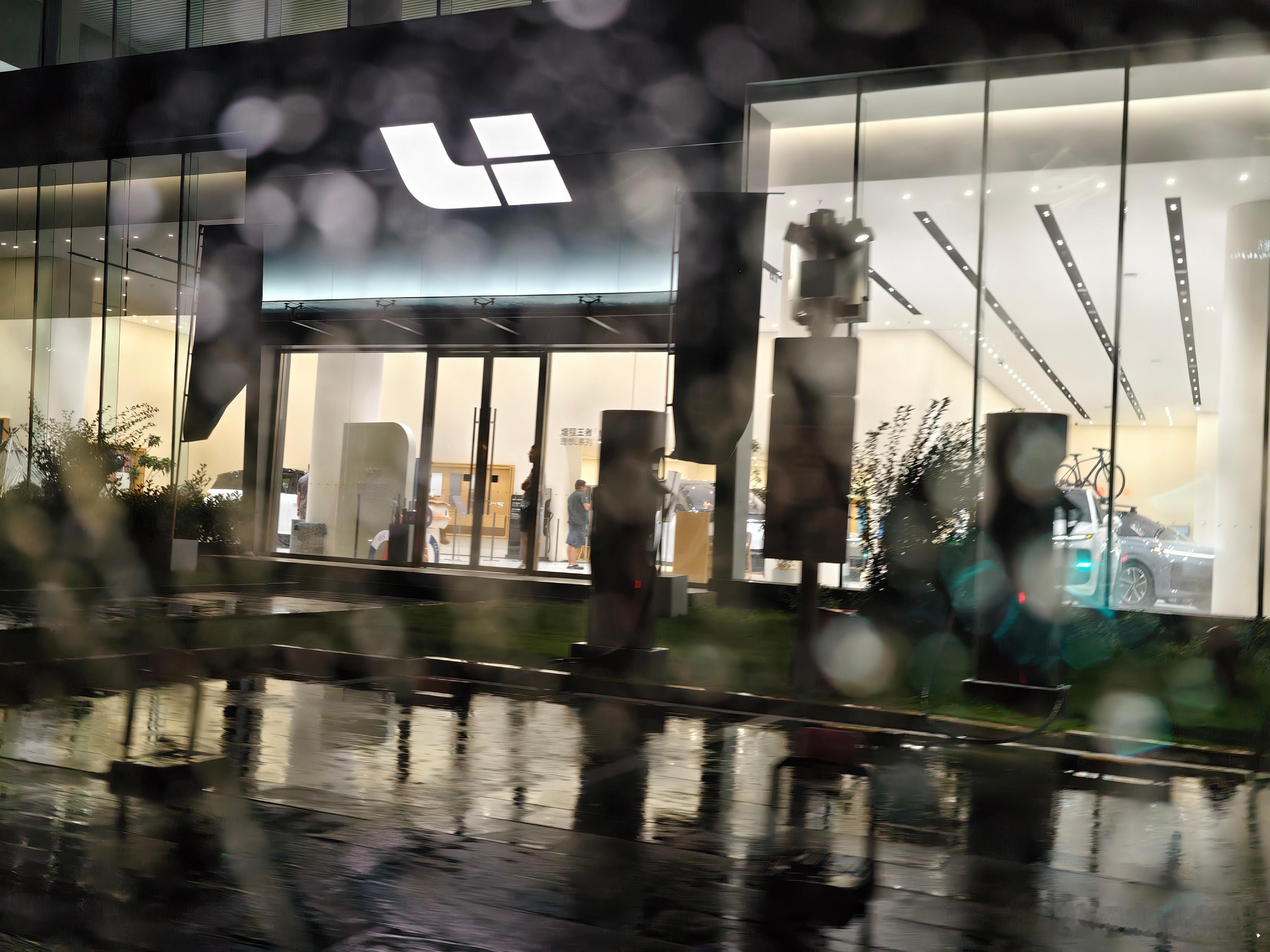 看粉丝评论才知道，理想i8到店展车并不多啊。上海7个店，杭州3个，昨天我下订的时