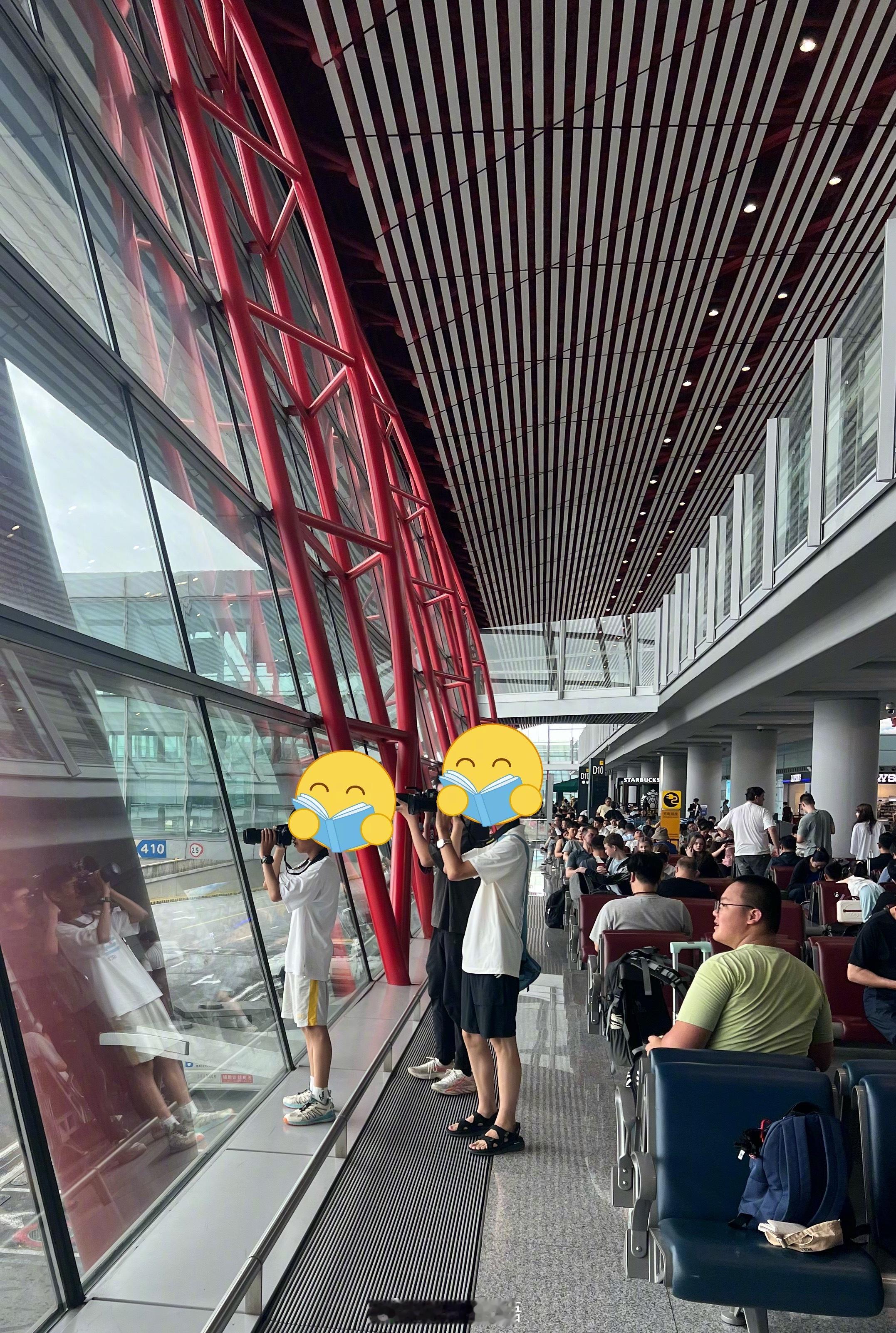 年轻 是什么让孩子们突然疯狂窜起来扛起大炮， 你以为是国航748吗？ 不，是后面