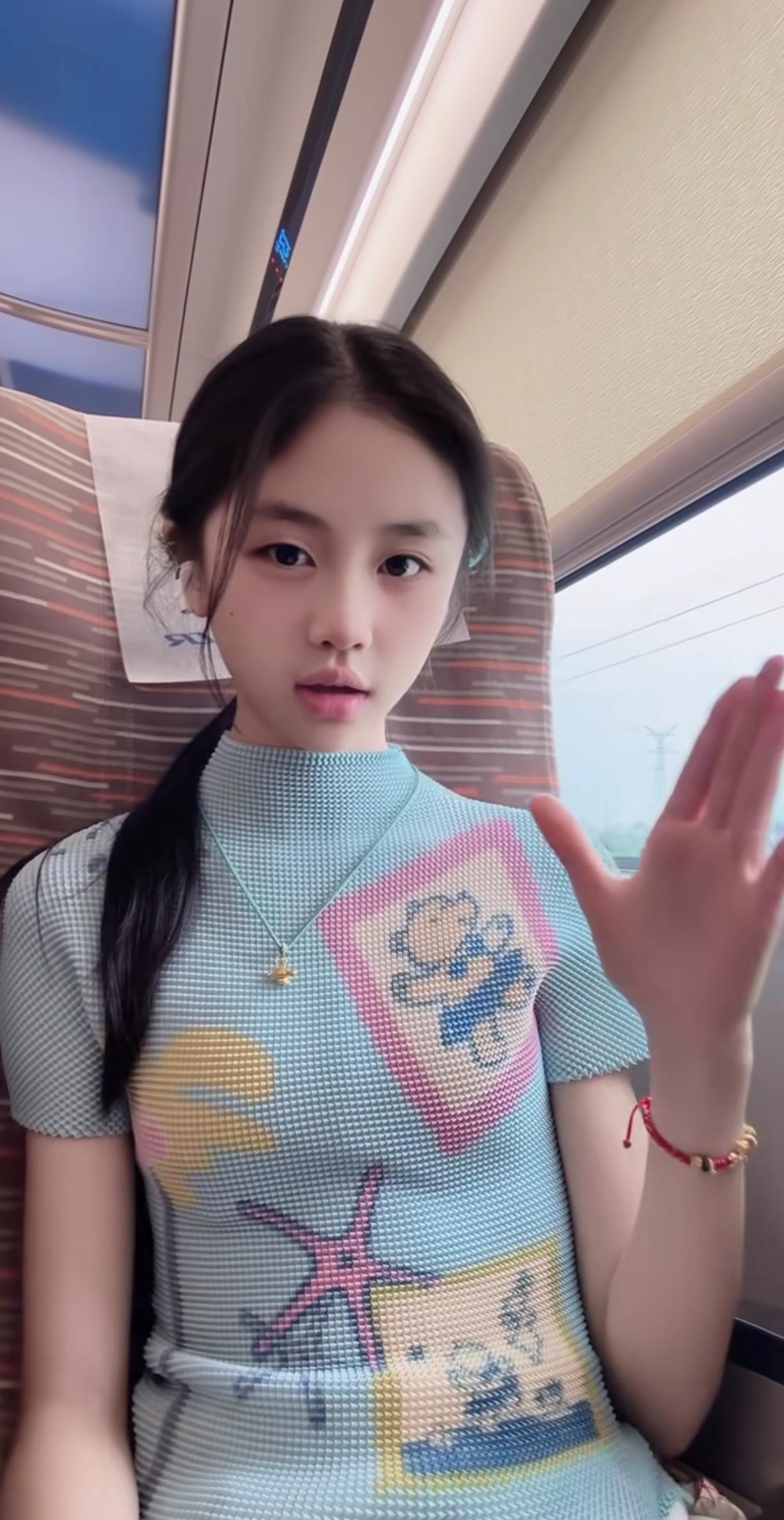 我唱歌跑调，音乐课不敢上台表演。课后他拉着我留在音乐教室，鼓励我大胆唱，哪怕不好