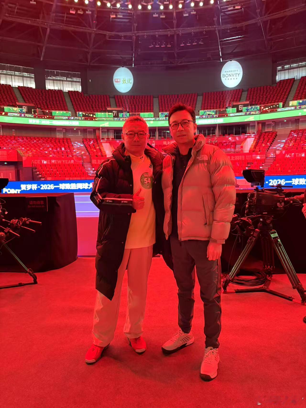 已经跟我的首轮对手郑华见面打了招呼并一起进行了热身活动。郑华是跟张老师、陈老师每