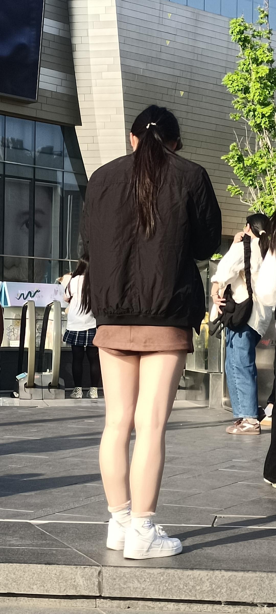 小白兔白又白，两只耳朵竖起来🐰粉嘟嘟小白兔 街拍美女好身材