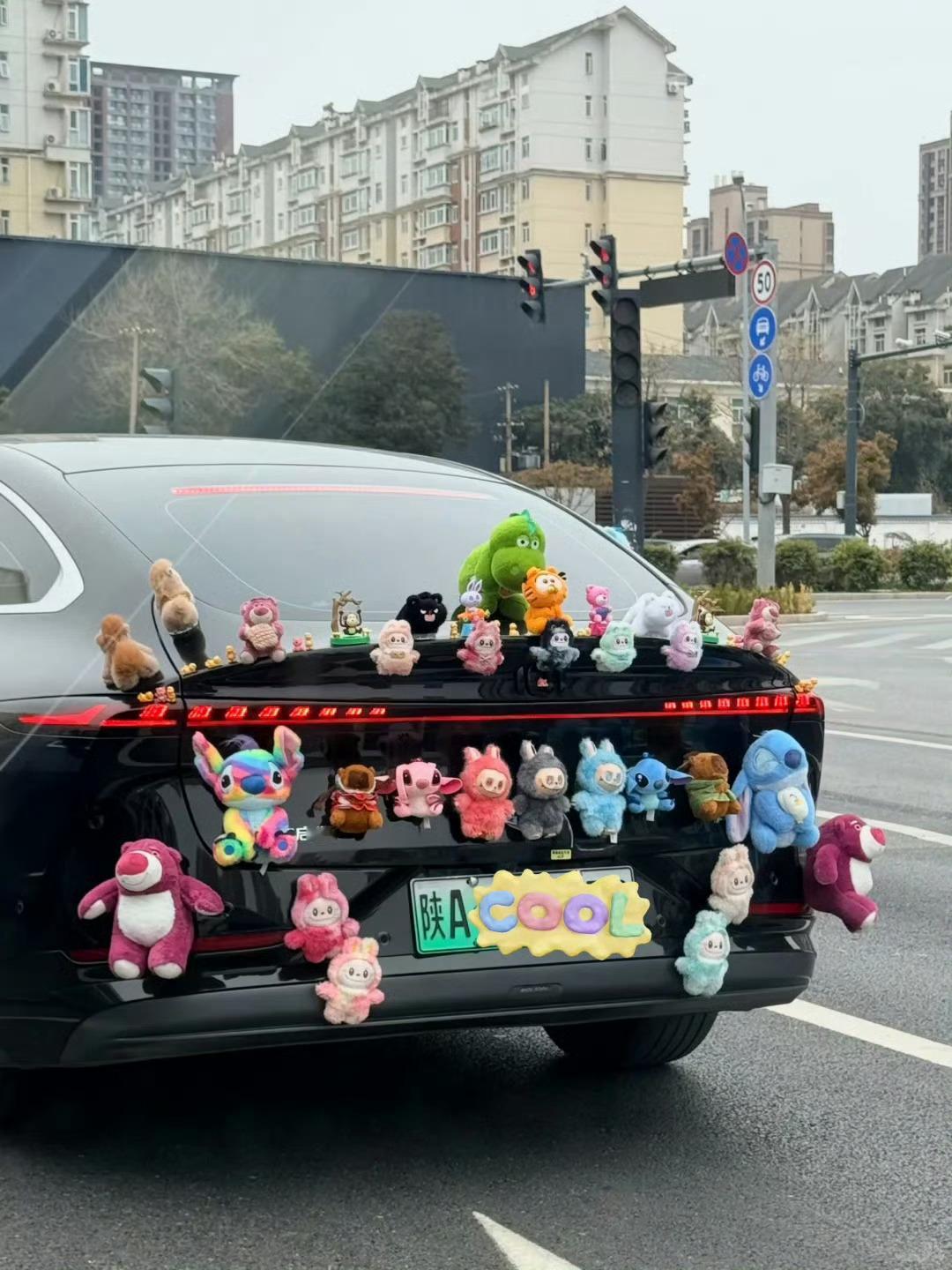 一代人有一代人的车载挂件长辈偏爱祈福挂饰求一路顺遂，年轻人放上玩偶摆件装点车厢。