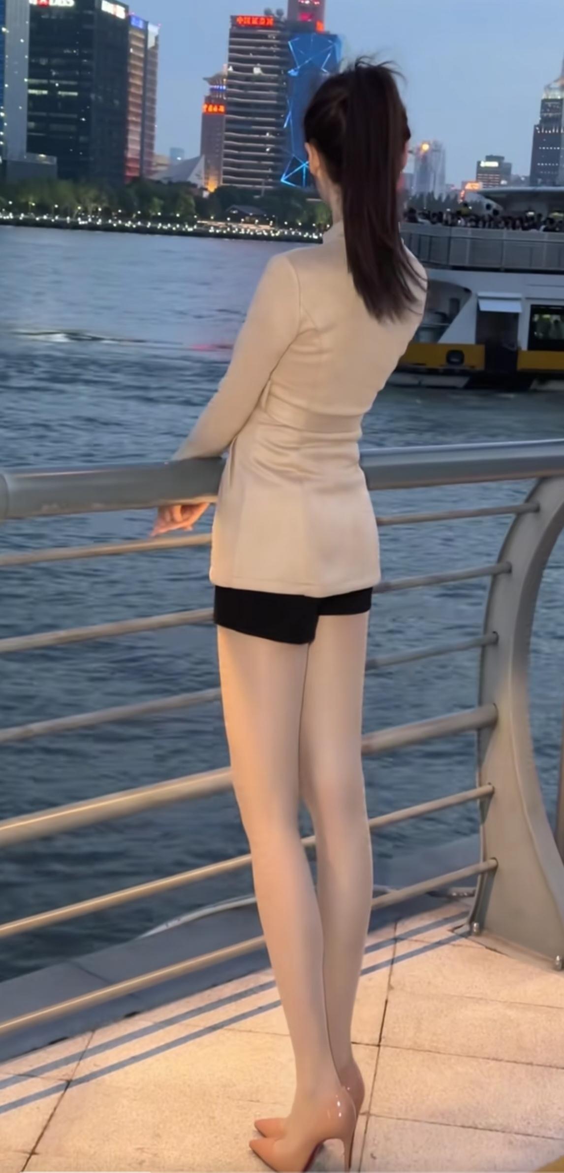 都市夜景下的优雅背影！