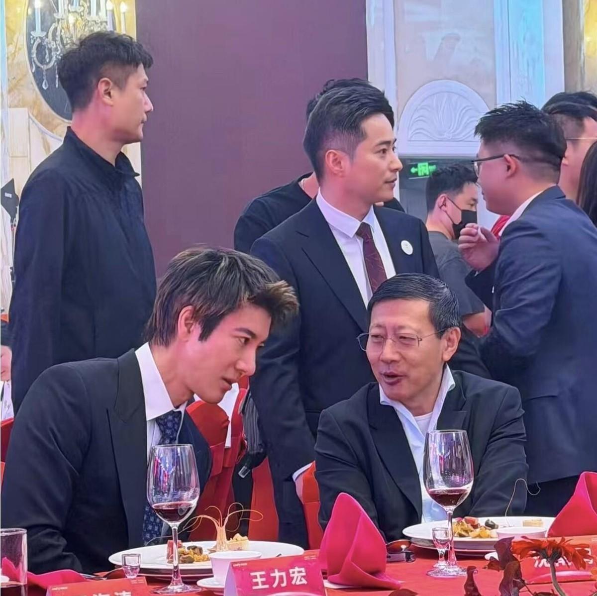 王力宏和沈南鹏坐一桌，还在上市答谢宴上发言了。不是站台那种，是真带着宇树机器人上