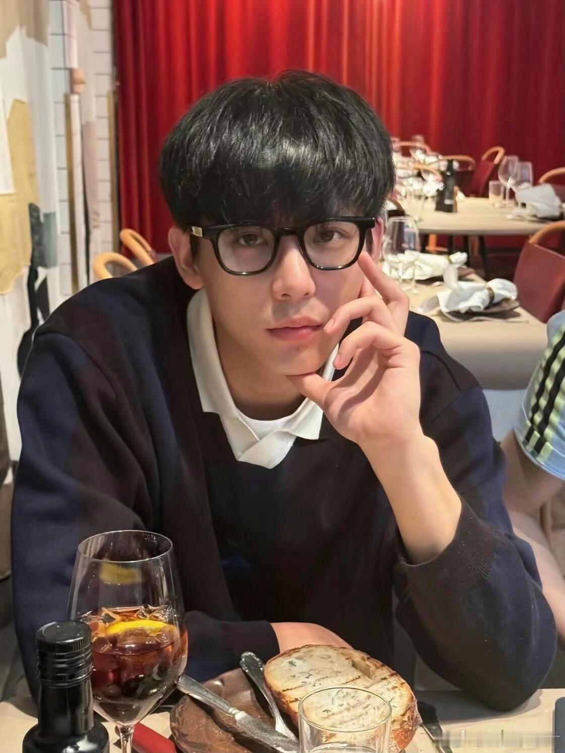 王安宇 高端的帅哥只需简单的黑T谁被王安宇的黑T造型拿捏了？纯色基础黑T简约百搭