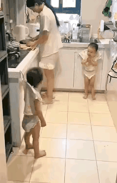 全职妈妈的带娃“神操作”！一个衣架就搞定俩娃，太绝了
 
谁懂啊！本以为带俩娃是