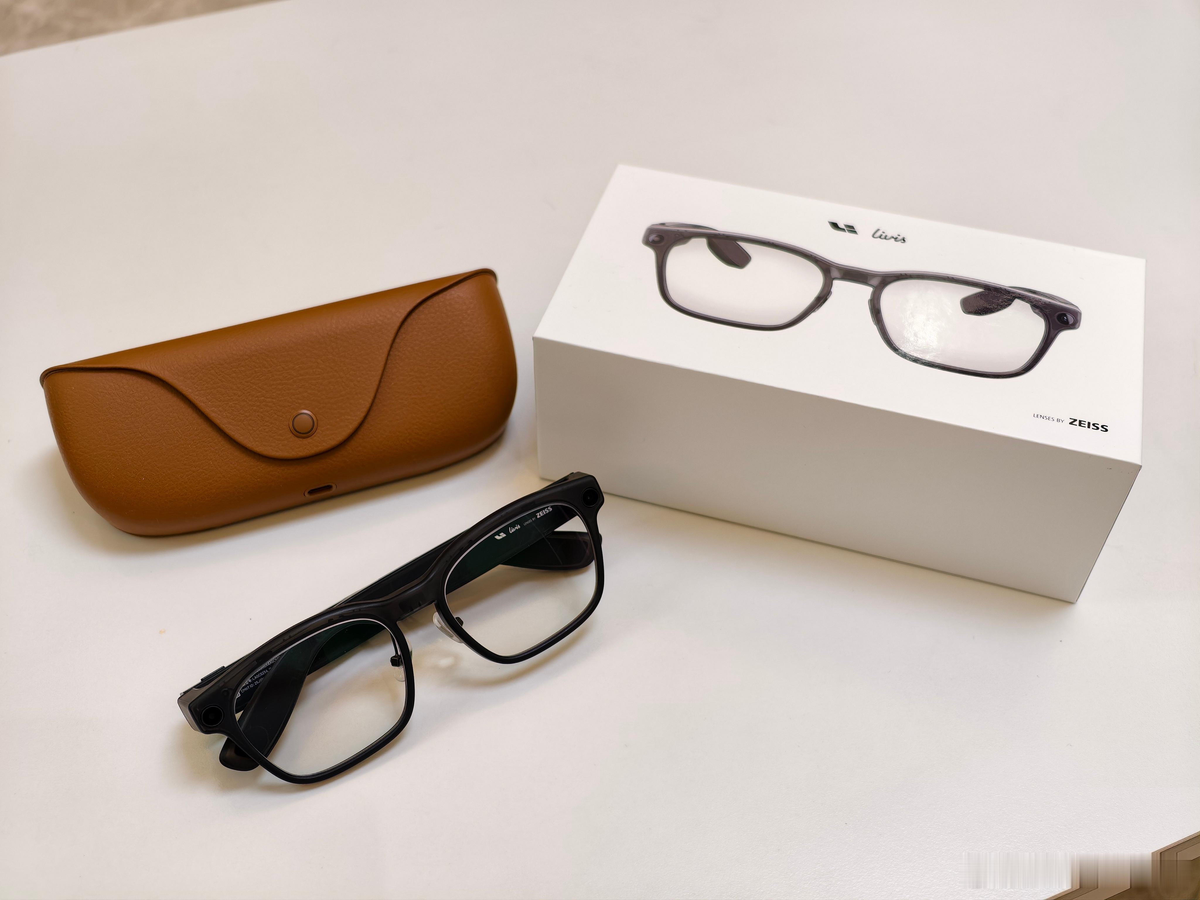 理想AI眼镜Livis哑光黑好看，跟我平时戴的眼镜款式差不多，等我明天再去车上试