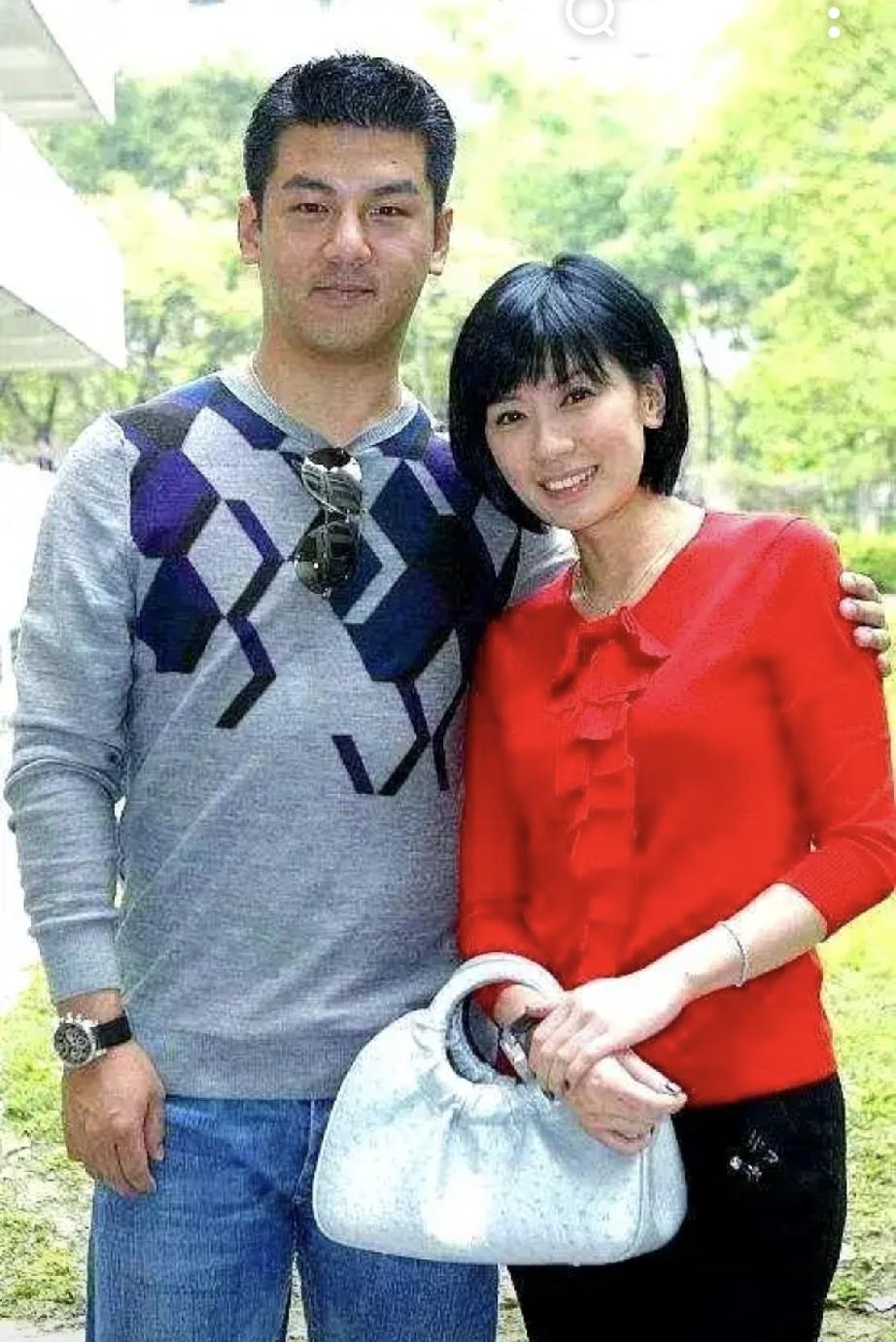 贾静雯的前夫孙志浩感情不靠谱，两人两年的离婚拉锯战，弄的满城风雨；
再婚嫁给修杰