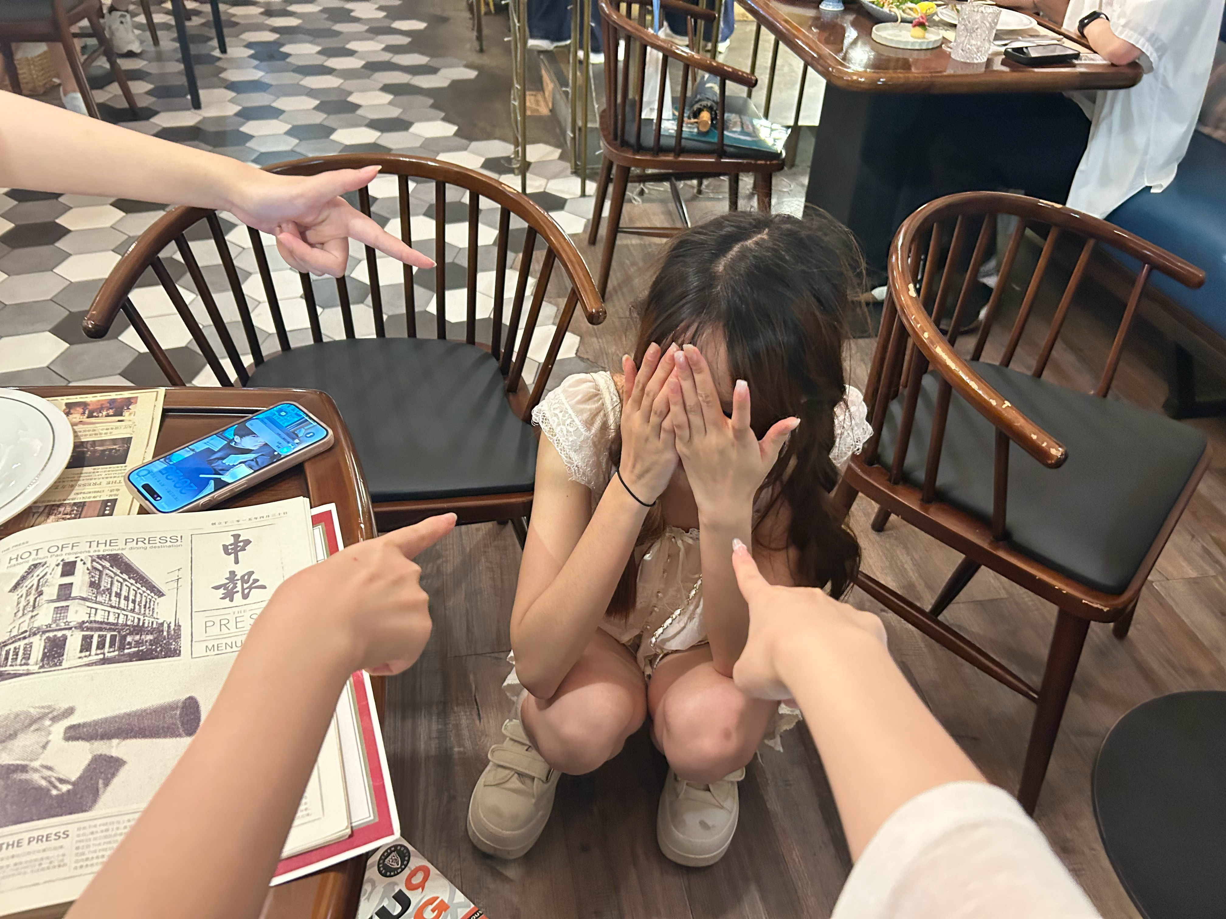 就她为了等一只老鼠下班让我等了五十分钟 