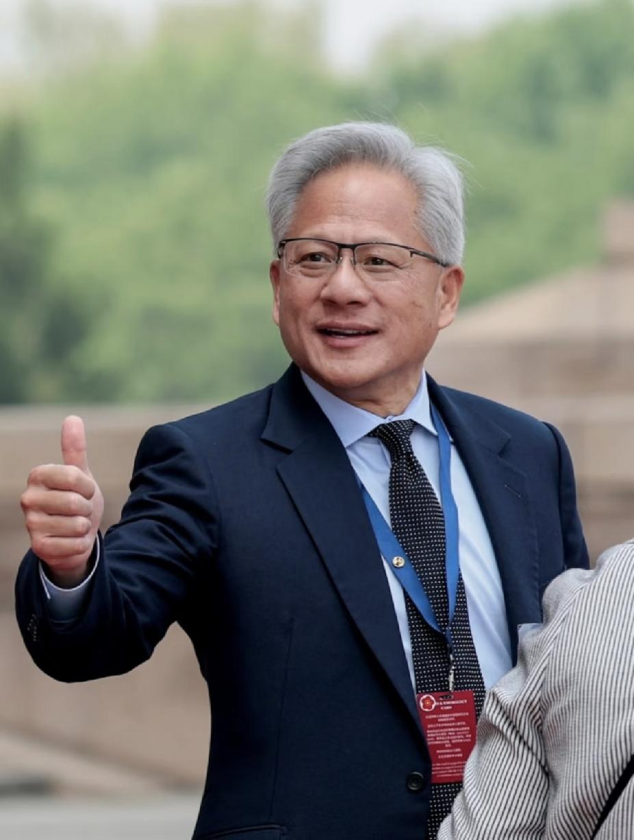 刷完了黄仁勋发布会。
他一口气甩出十几个产品，
从CPU到显卡，再到机器人、自动