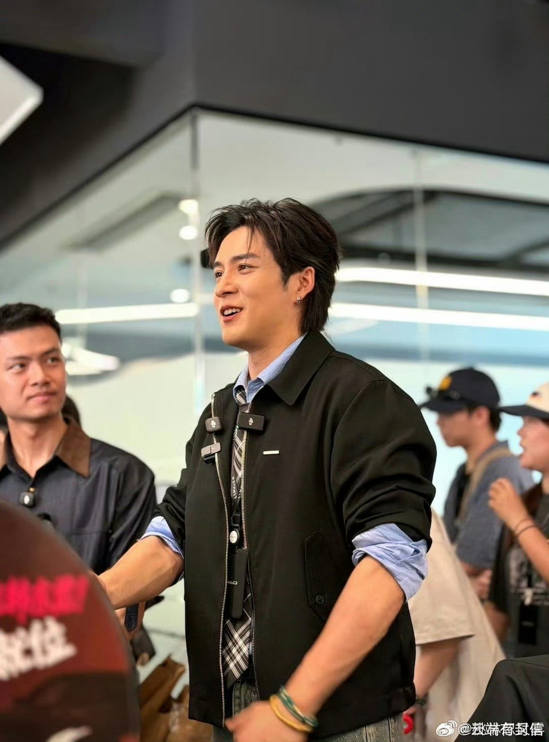 杭州偶遇韩东君扫楼现场 6月26日，韩东君作为领克品牌汽车运动大使现身杭州领克总
