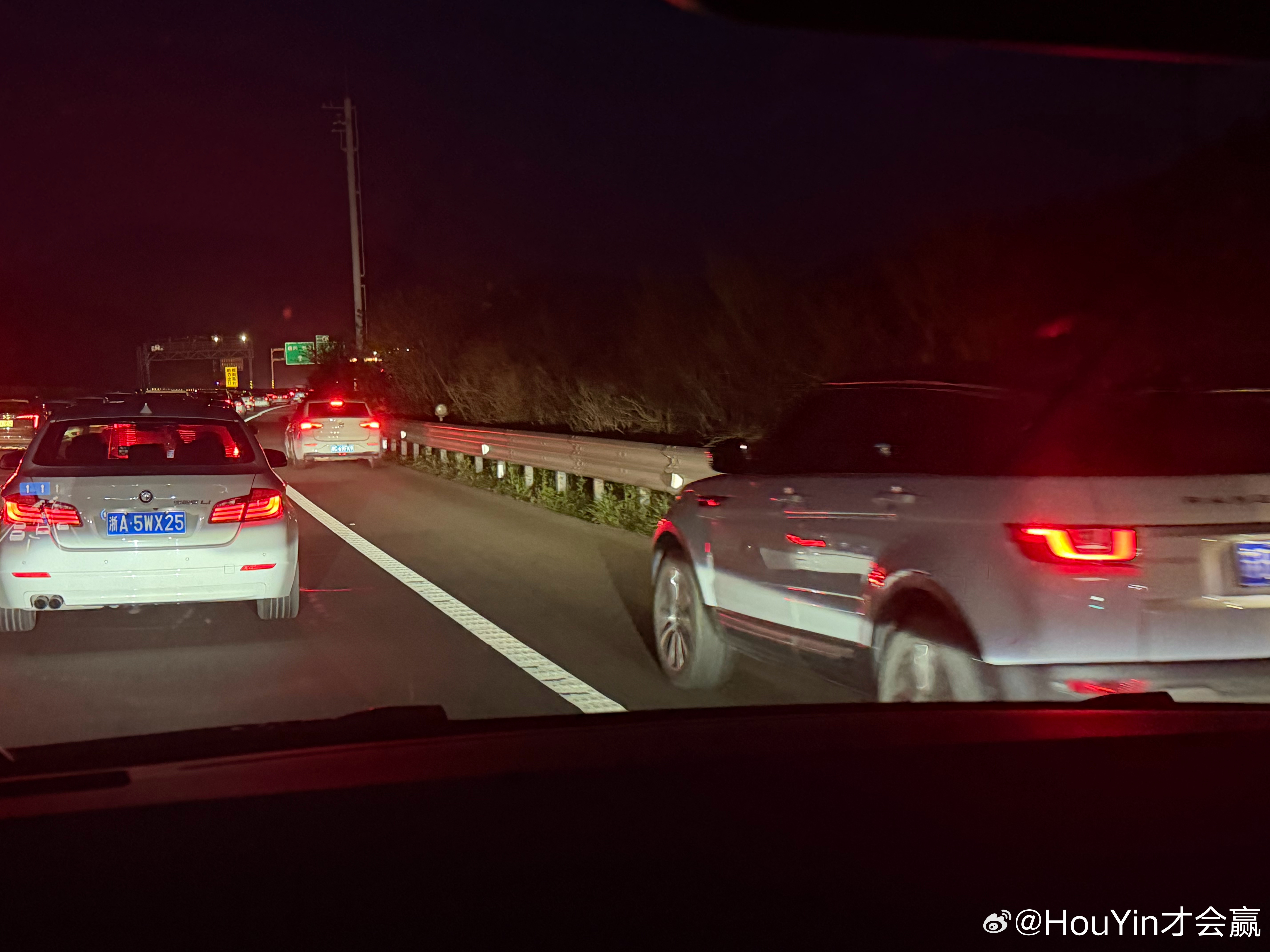 堵车的时候最喜欢干“马路判官”这些没素质的走硬路肩增加拥堵的我都挡着他们然后 有