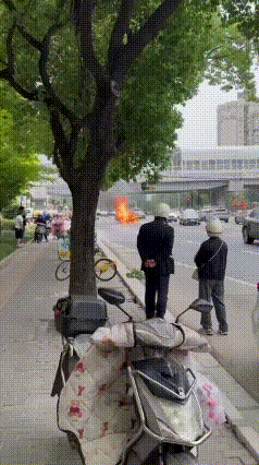 几十秒，几十万没了。
网友6月10日发布视频，道路中央一辆汽车突然起火燃烧，人应
