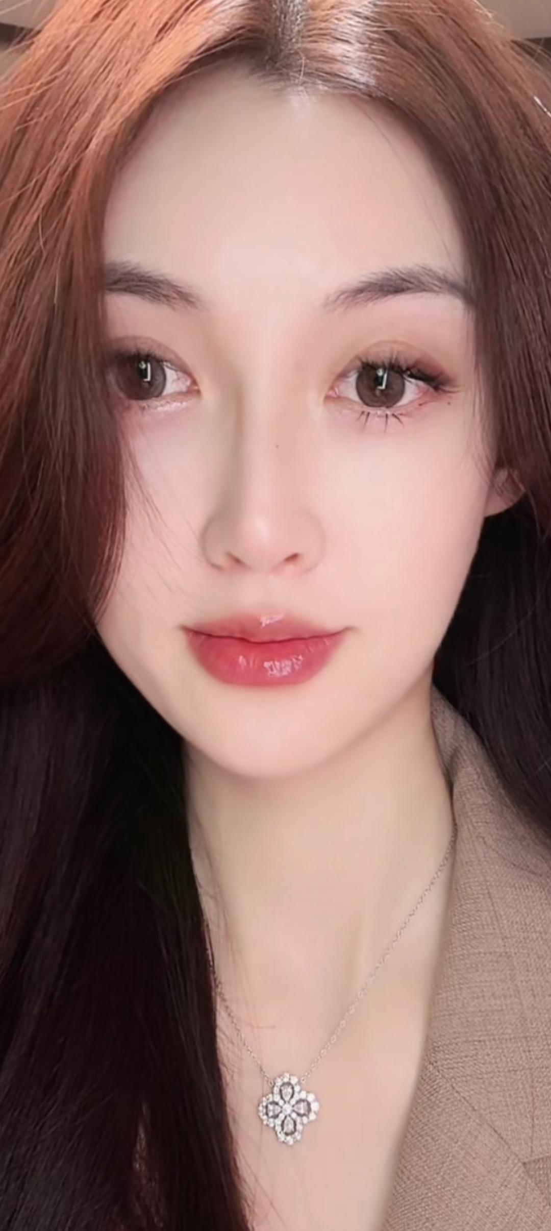 这位小姐姐的妆容好精致啊！
