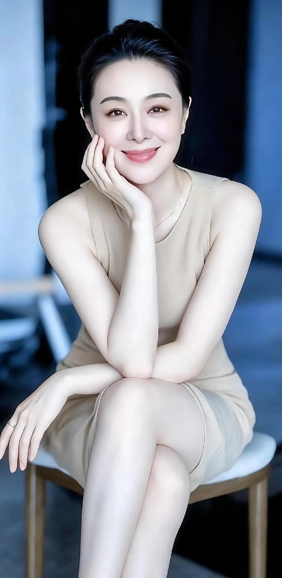 《浅杏色的静柔诗行》

蓝调微光里，她静坐如初，

浅杏色裙装，裹着温润的日常。