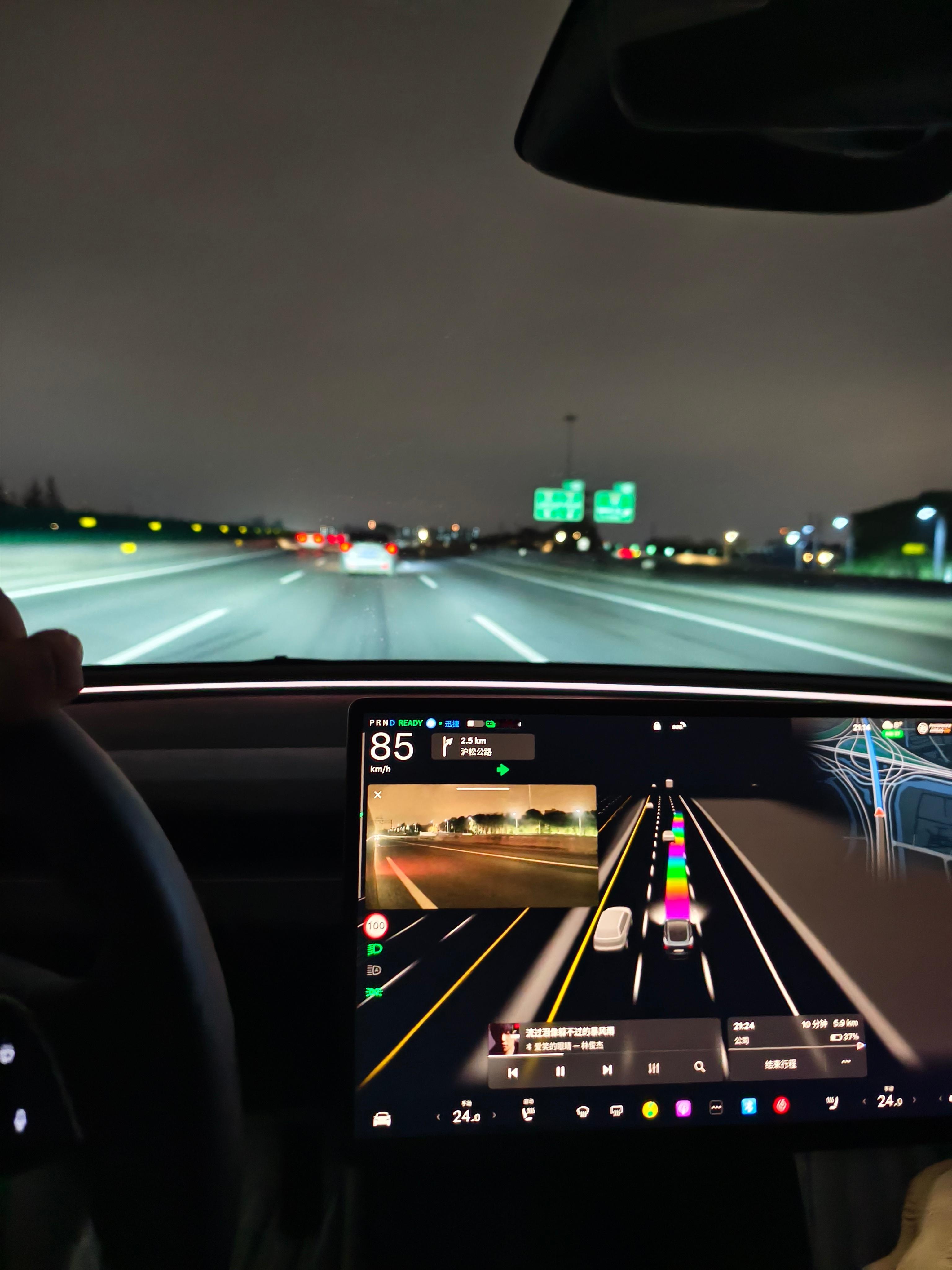 第一次开 FSD 跑高速，跑了 100 多公里中等车流量的路段，体验太好了，太好