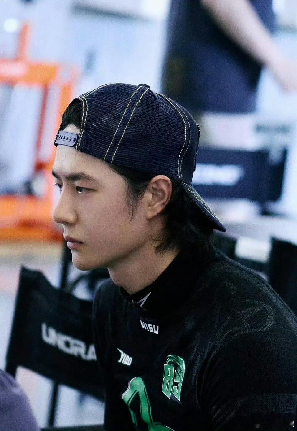 28岁王一博素颜状态长这样能有什么烦恼呢，一照镜子什么烦恼都没了 