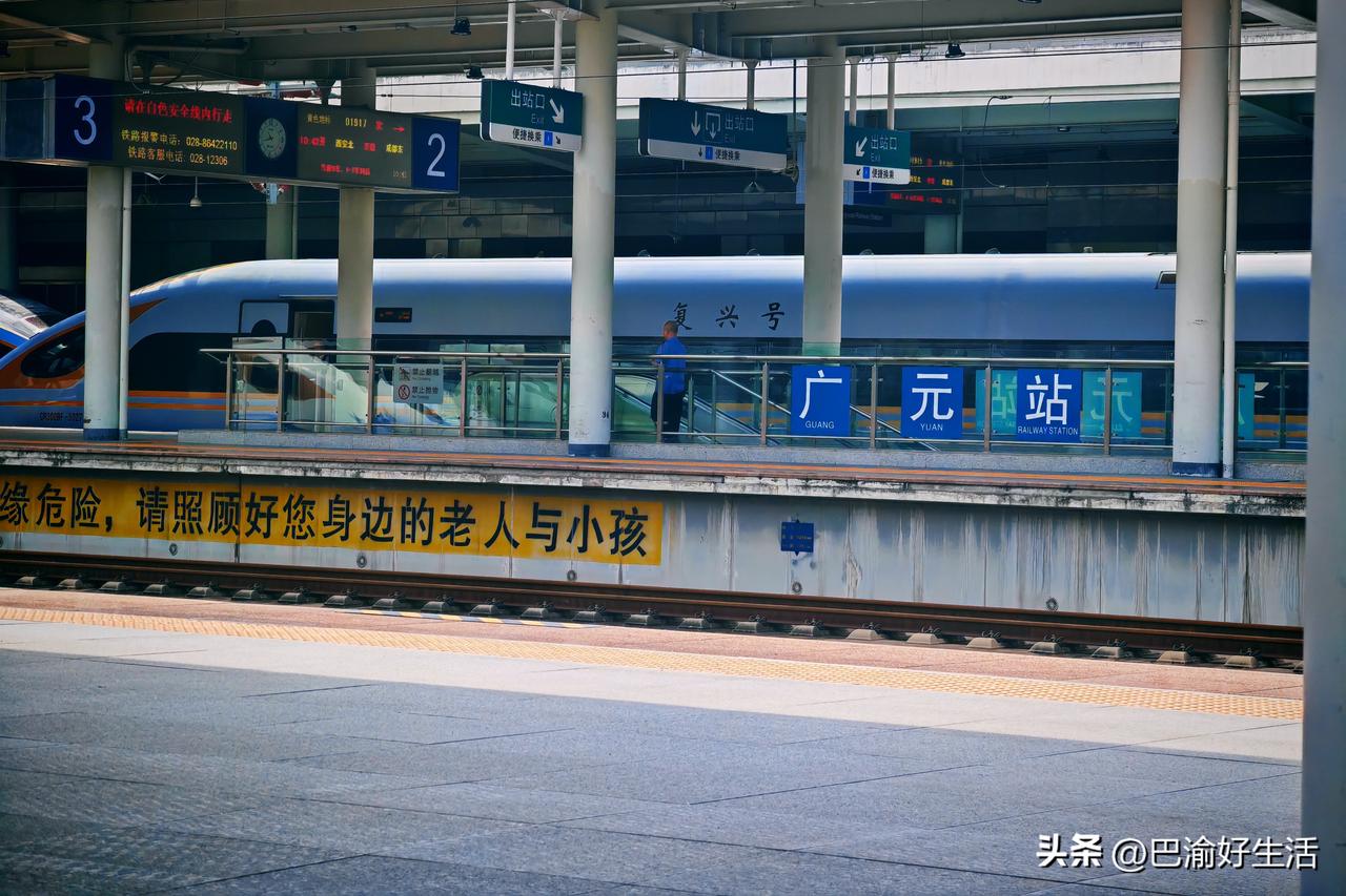 仔细看了最新的铁路调图，真心觉得西安往返重庆的出行，对普通乘客太不友好了。
 