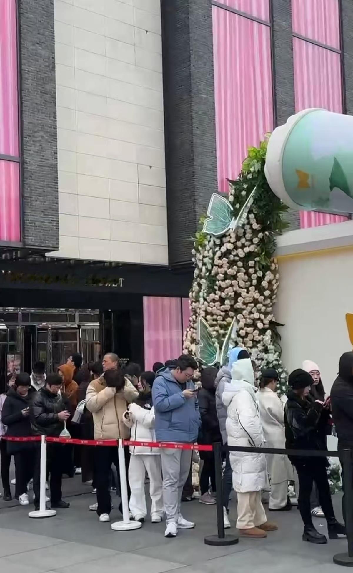 香飘飘开店的含金量还在上升 没想到我们国民品牌香飘飘线下首家奶茶店开业以来每天都