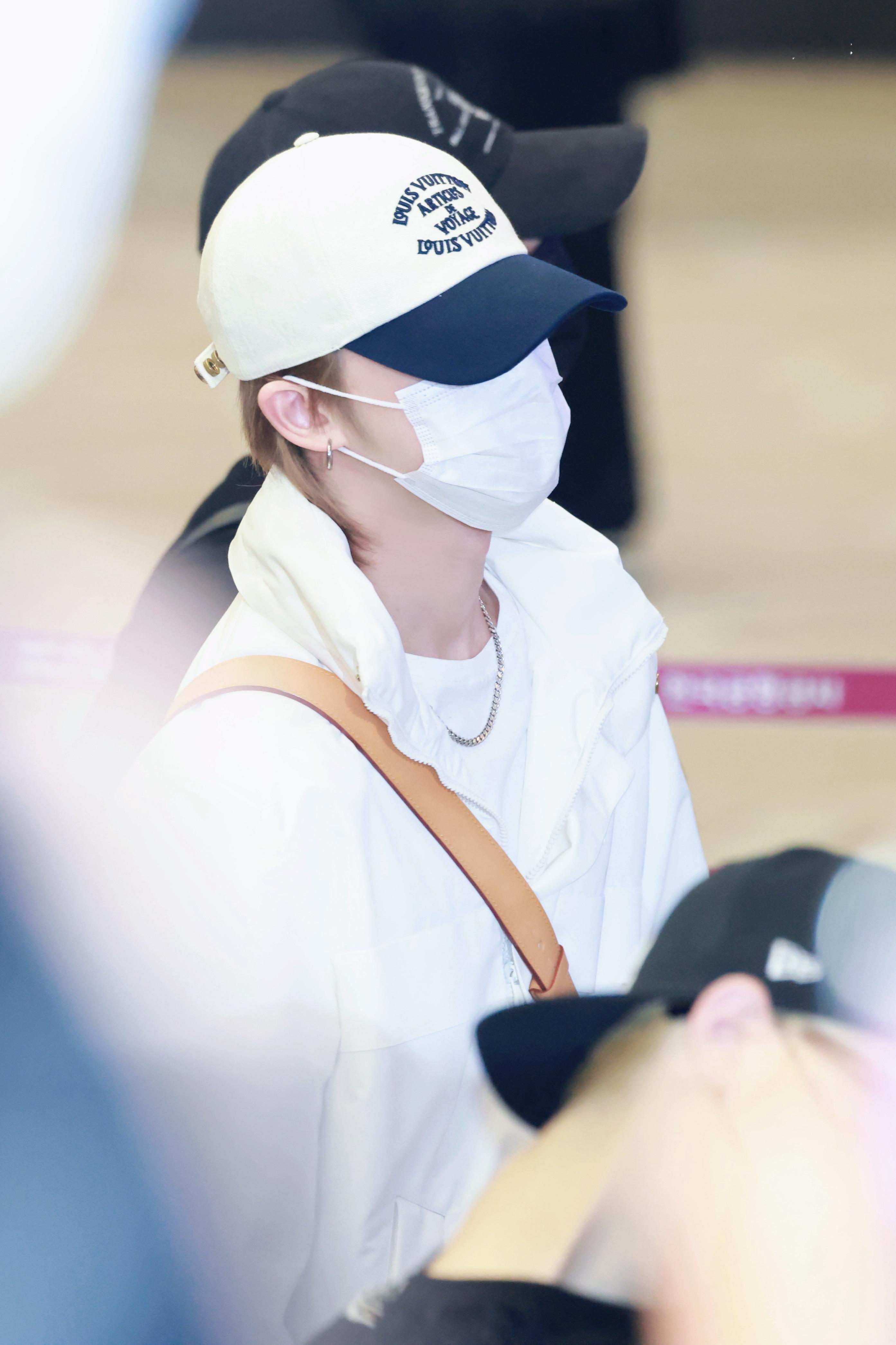 徐明浩 × 机场出发🛫行走的 Louis Vuitton 广告牌😎🤍 ​​