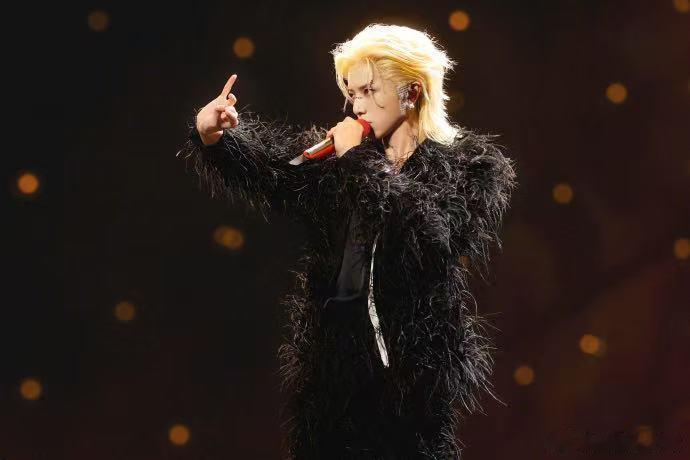 华晨宇演唱会偶遇失联24年老友火星的浪漫不止灯光和旋律，歌迷在现场和失联老友重逢