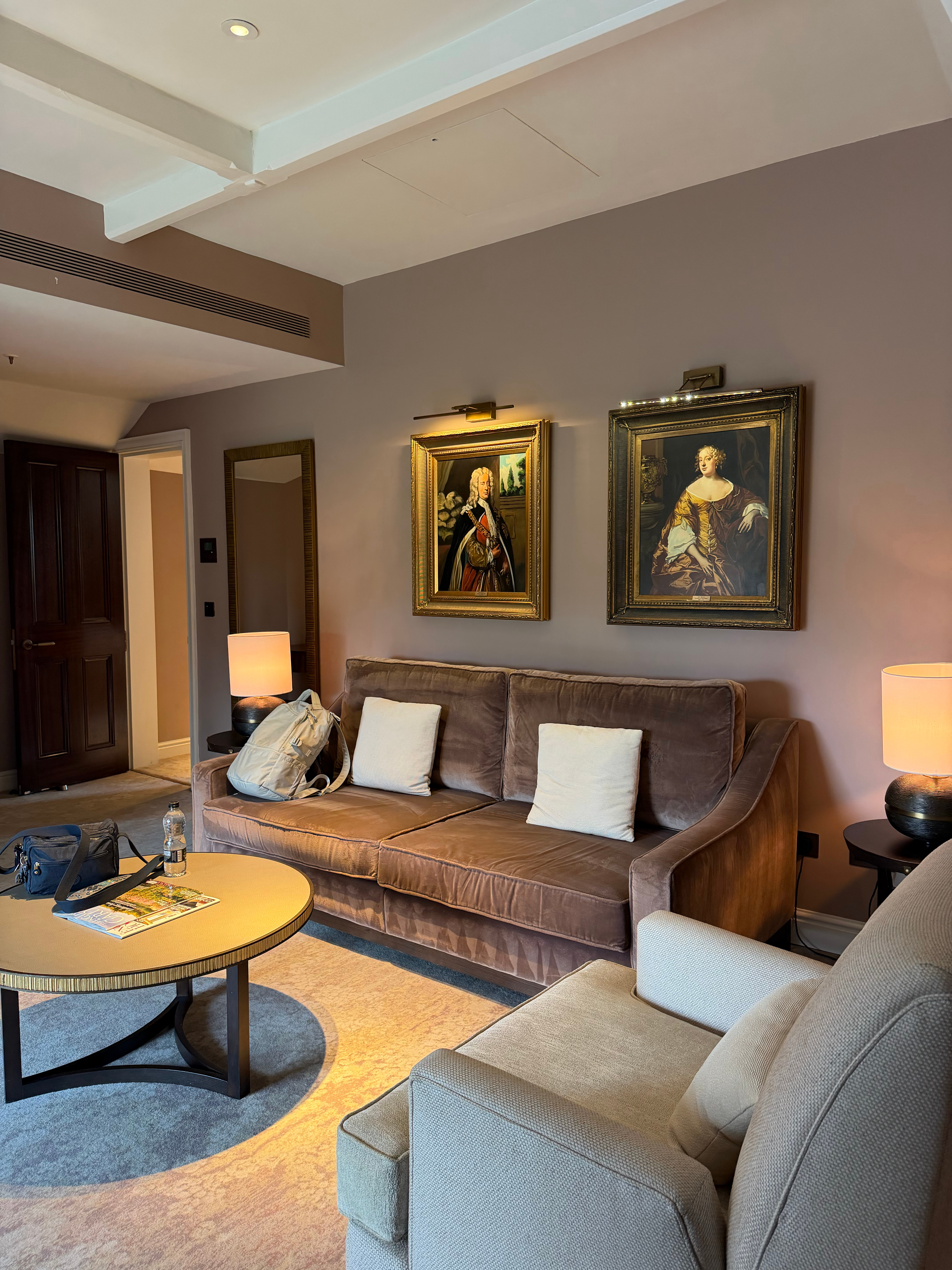 Sunderland Suite，墙上挂着庄园先前的主人，斯宾塞女公爵的画像。 