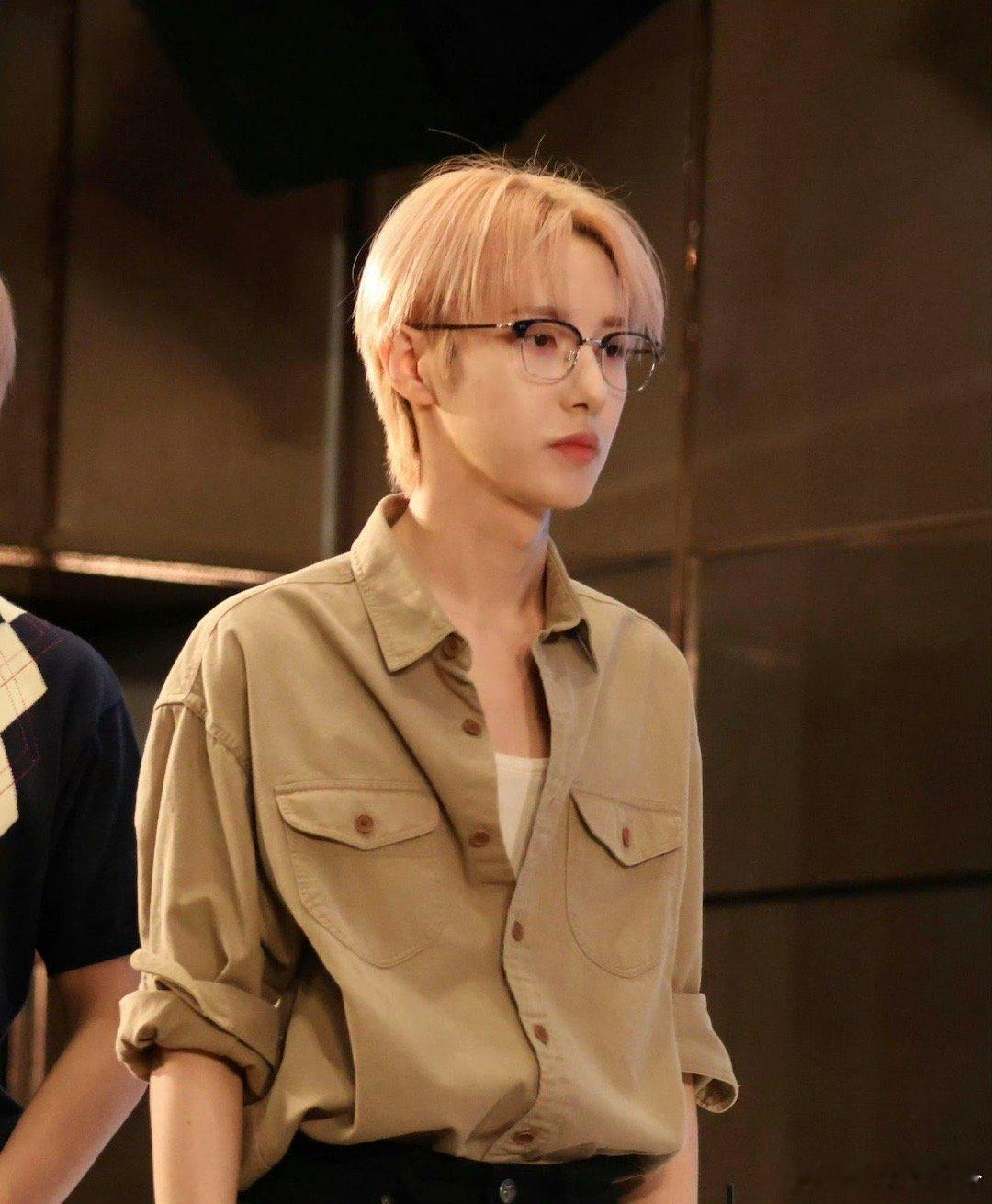 杨洋梓渝姚琛黄仁俊撞衫不知道🤷♀️黄仁俊的身材很曼妙