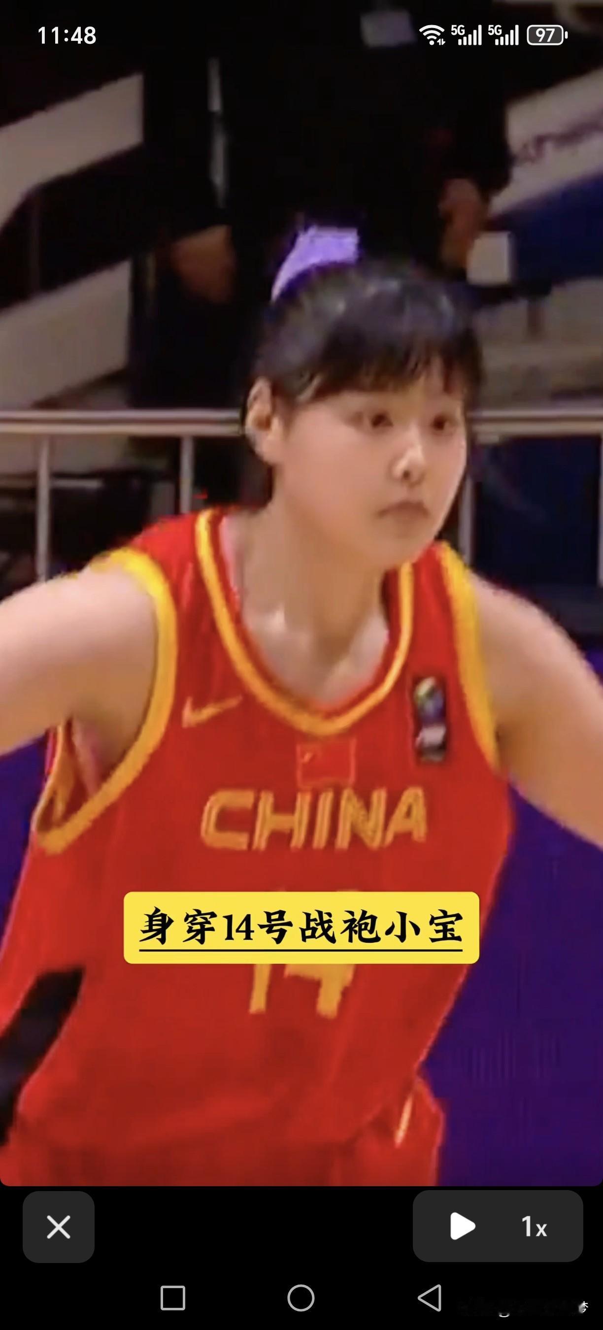 身穿14号战袍小宝李月汝闪亮登场！小钢炮李缘轻松持球过半场，一个基地传给李月汝，