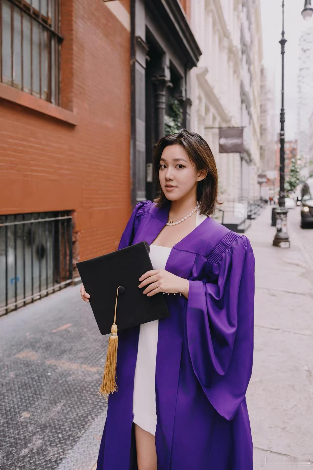 李静女儿纽约大学毕业李静参加女儿纽约大学毕业典礼 李静女儿纽约大学，长的好像啊 