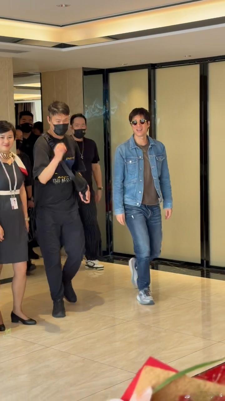 哇哇！王力宏来深圳啦，看来今晚的腾势N9闪充版发布会能见到本人了！期待(✧◡✧)
