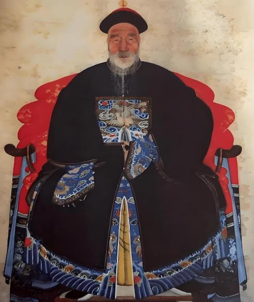 乾隆嫌考生太丑，当场出上联羞辱：“独眼不能登金榜。”满朝大臣捂嘴偷笑。考生不慌不