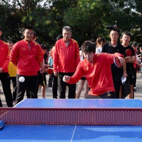 #国乒到公园与居民切磋技艺##王楚钦 公园大爷不好打#  8月23日，国乒来到甘