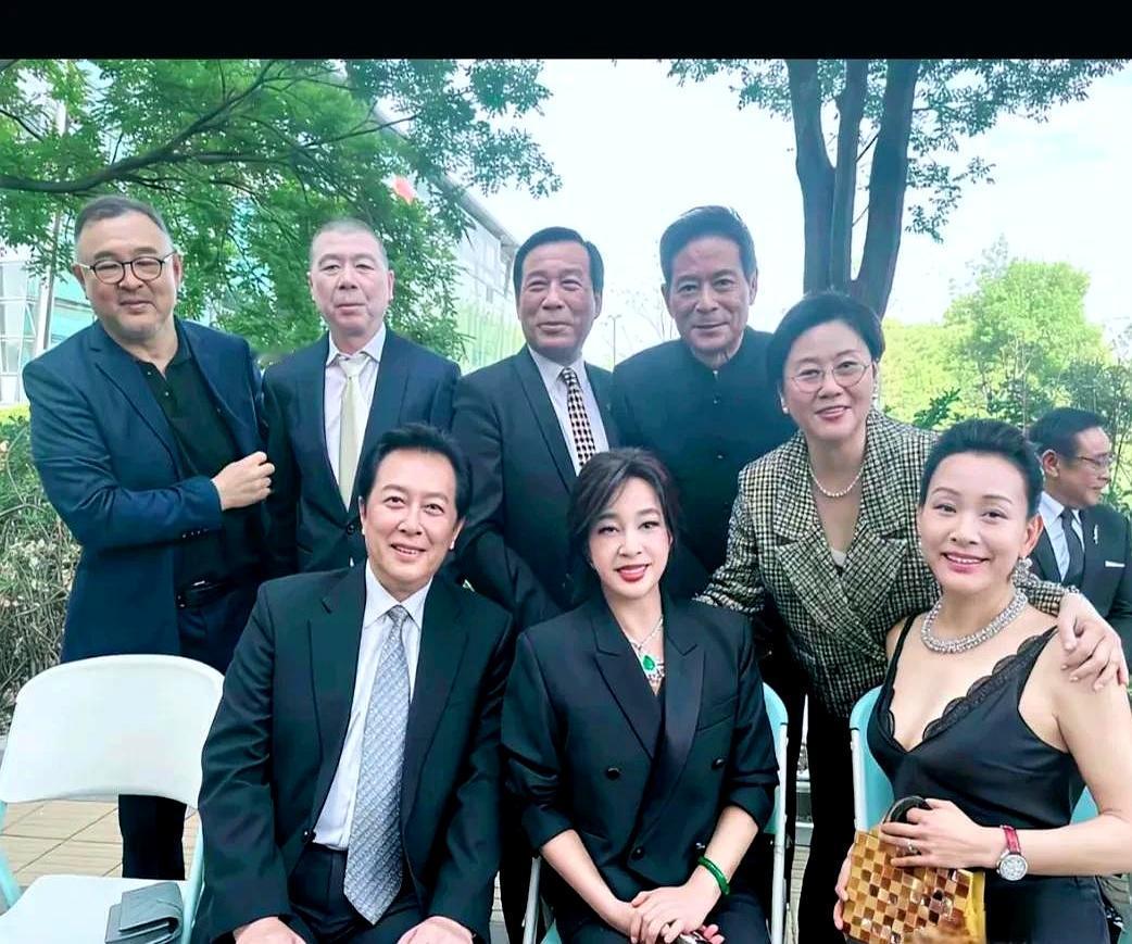 《小花》主创同框，太炸了！
 

唐国强当年拍这部老片，零下十几度的河水里，背着