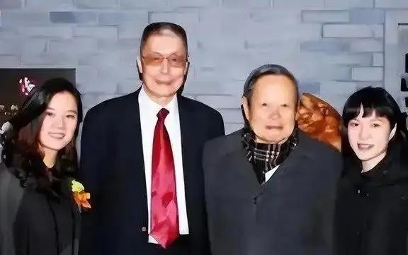 早年，钢琴家刘诗昆与夫人孙颖和杨振宁与夫人翁帆的合影，四人并肩而立，面带微笑，孙