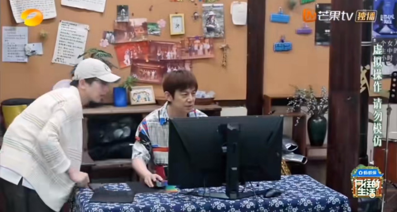 何老师玩电脑像我奶打麻将何老师玩电脑打游戏这段儿好像我奶打麻将啊，小心翼翼，认认