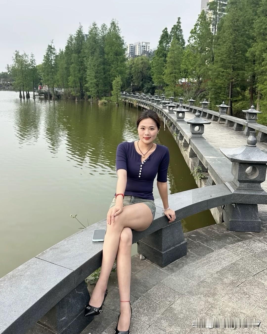 出发吧趁现在 在湖边桥上，享受宁静时光🍃💃