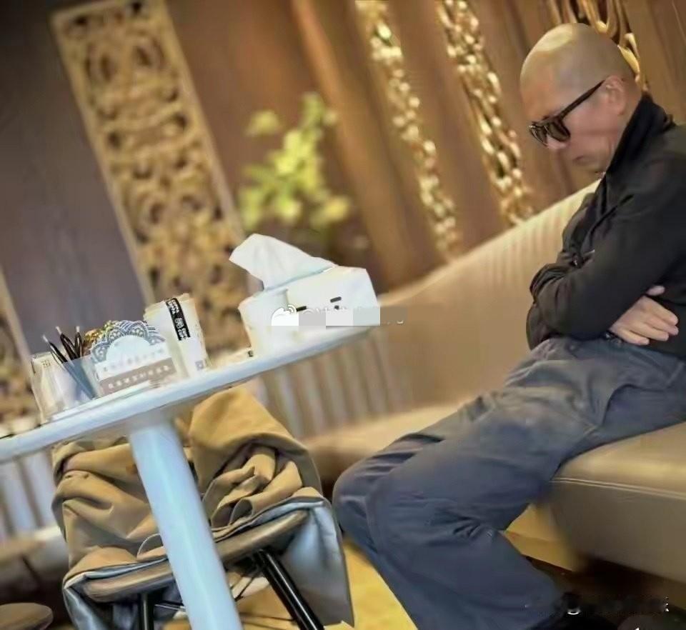 这波操作看傻网友。大S一周年忌日当天，具俊晔被好友姜元爆料，在休息室情绪崩溃，一