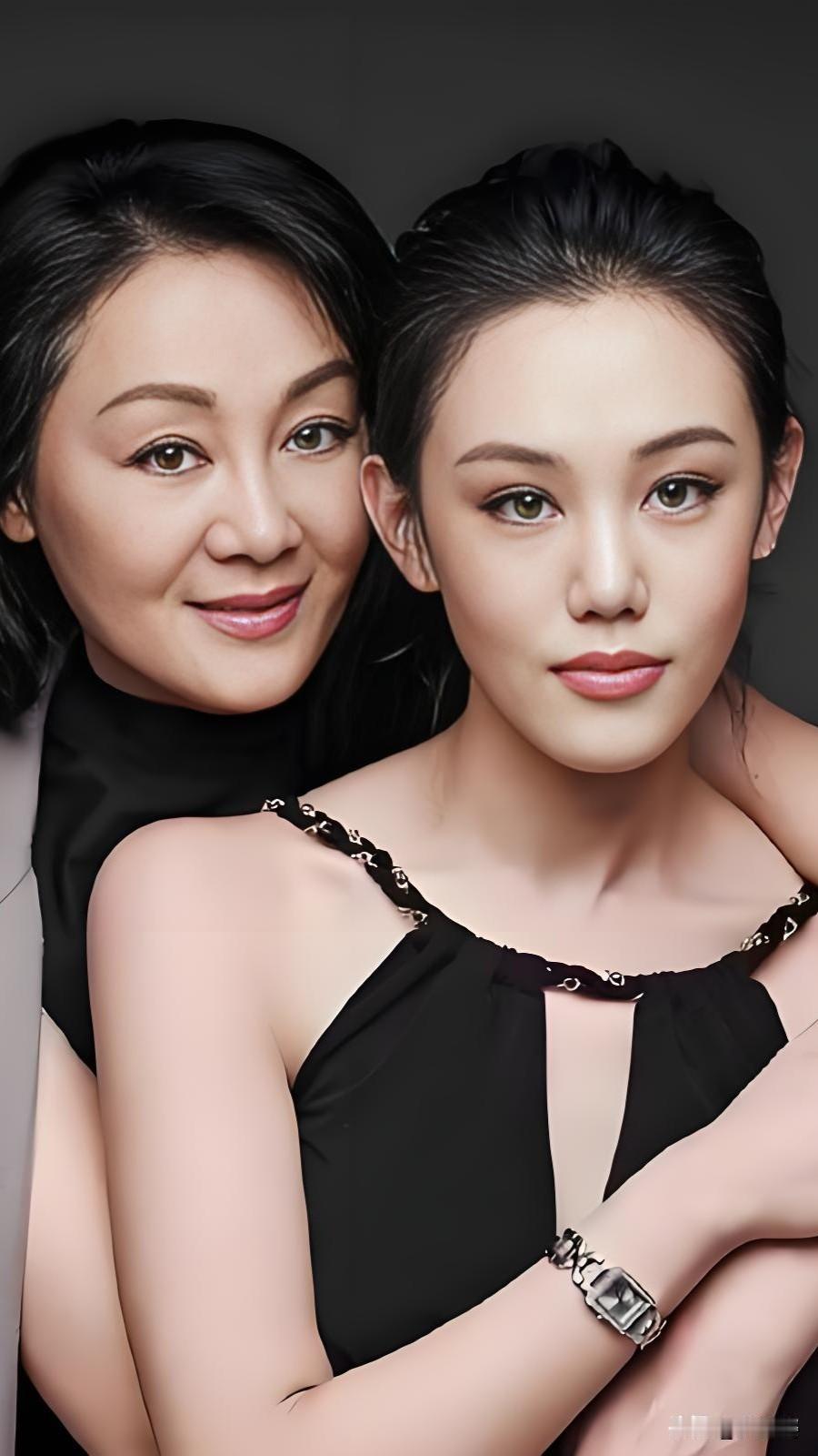 王姬和女儿高丽雯的同框，好看的基因真的会遗传。这对母女，用美貌和演技在娱乐圈绽放