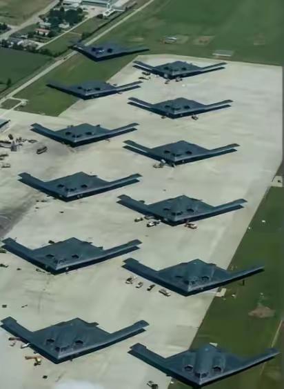 每次看到美国B-2隐身轰炸机，真是馋的很，啥时我国也能拥有呢？美军隐形轰炸机 美