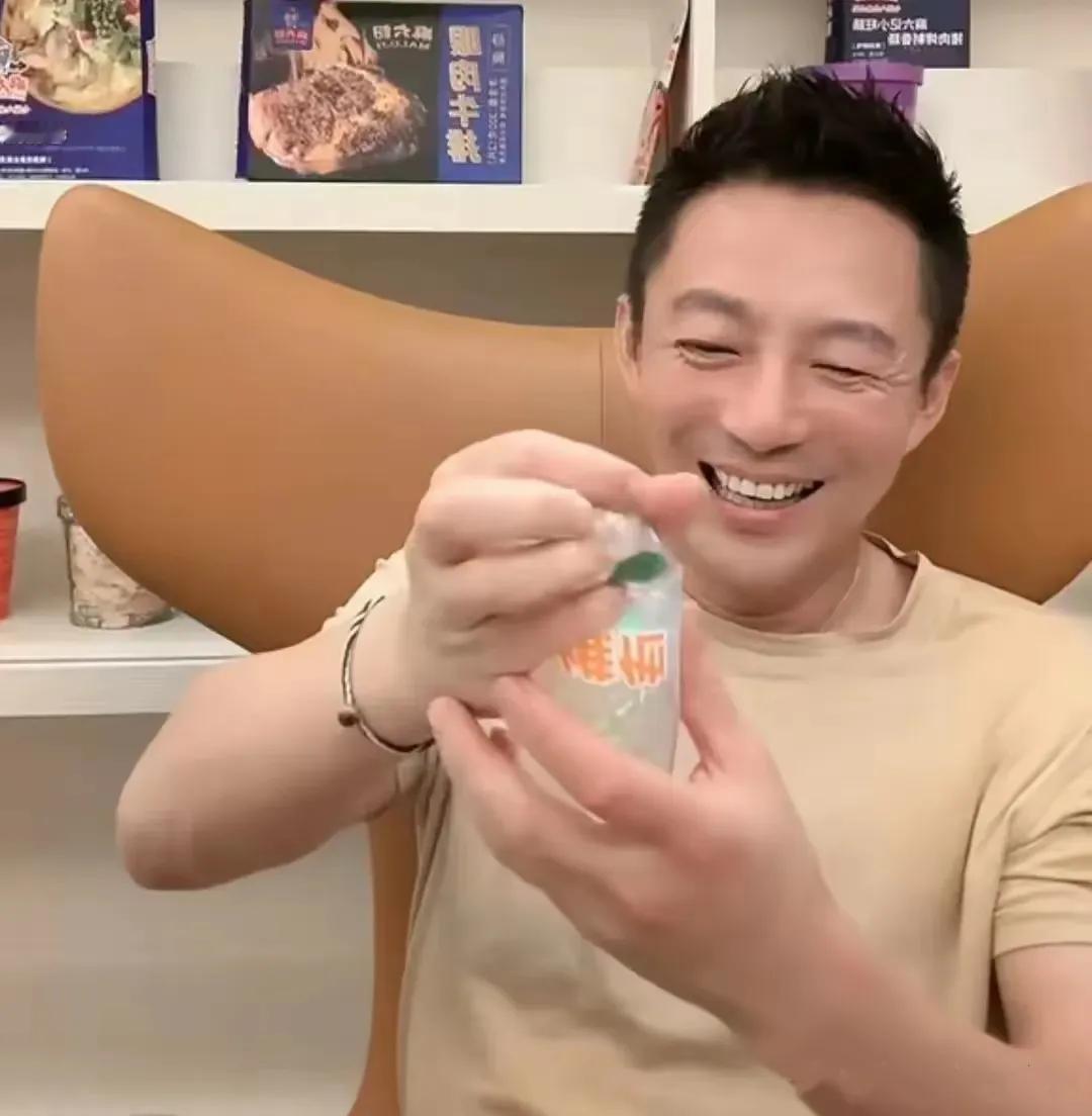 近日，汪小菲直播人气高涨，刚开播就有近九万观看，速食榜迅速升至第二名。直播中，汪