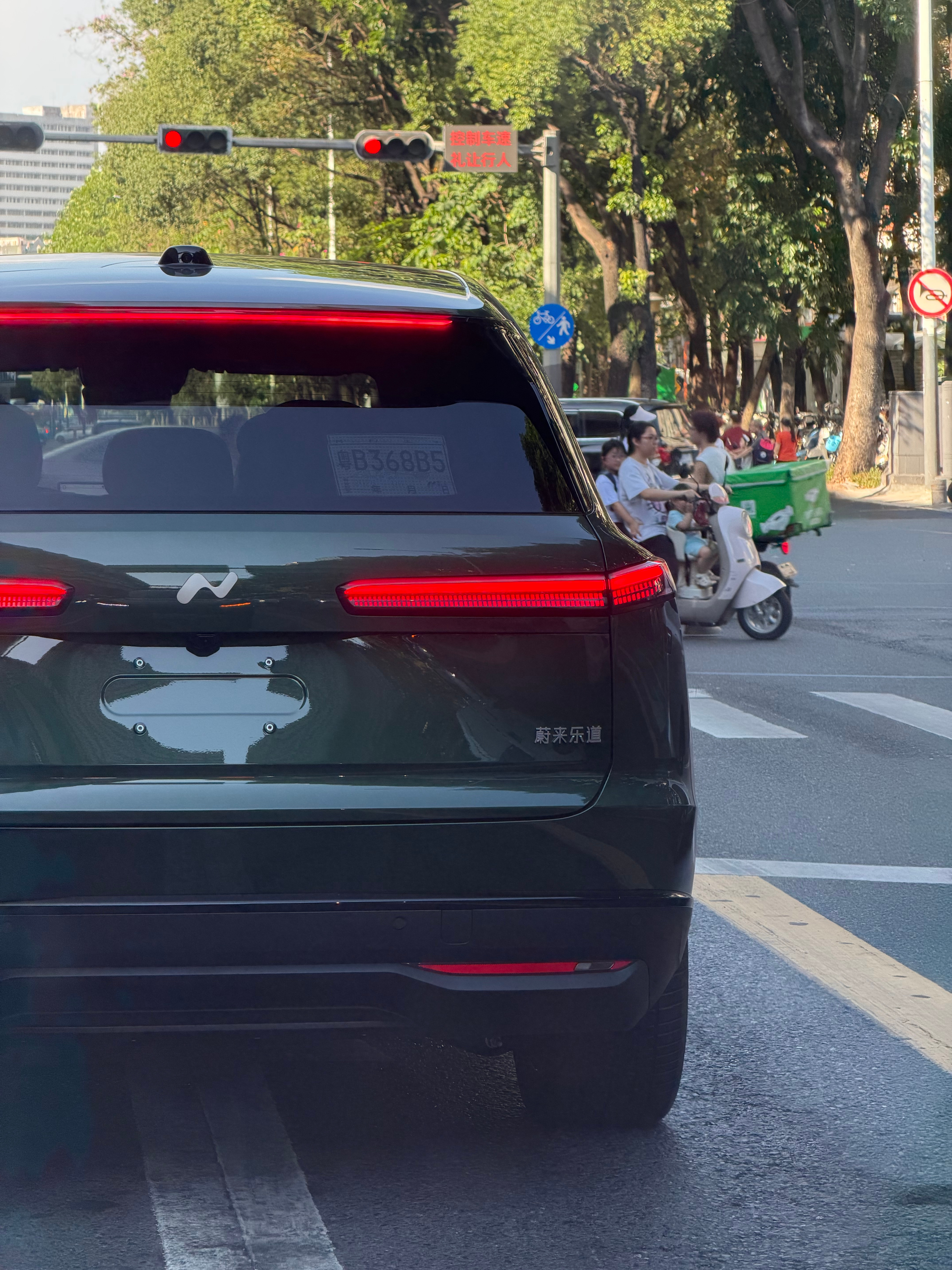 第一次路遇乐道L80，这个配色看着真高级啊 深圳