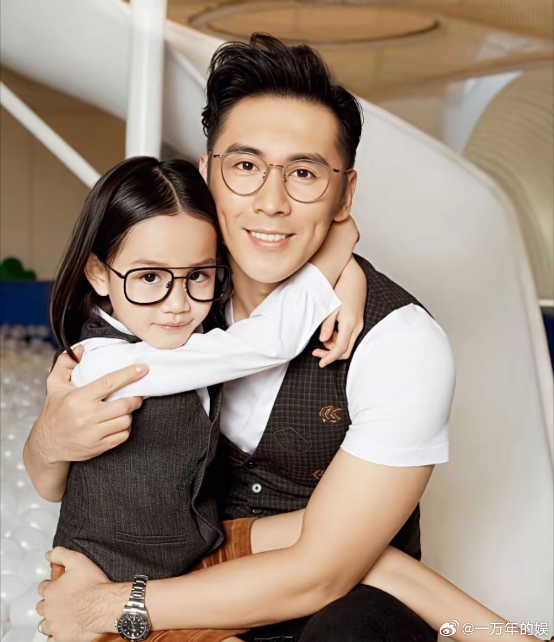 张伦硕和钟丽缇结婚的时候，小女儿考拉才6岁。10年过去了，考拉已出落成亭亭玉立的