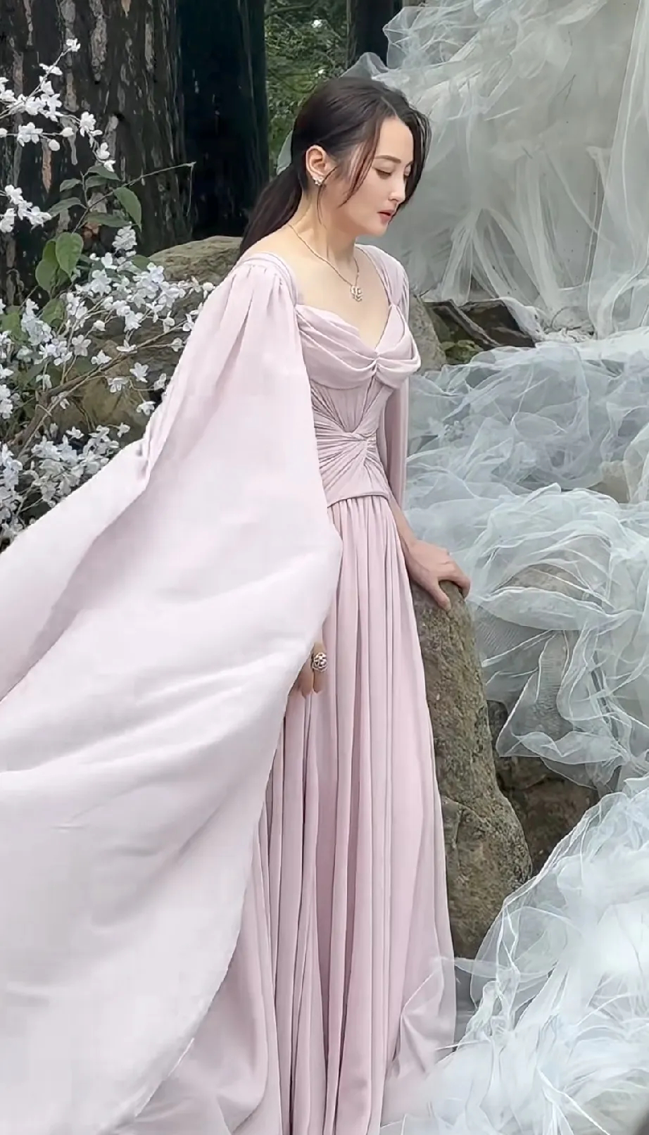 这是蒋勤勤？那个容颜老去的女人吗？这也太美太仙了吧，抬头的瞬间还有点像张馨予，气