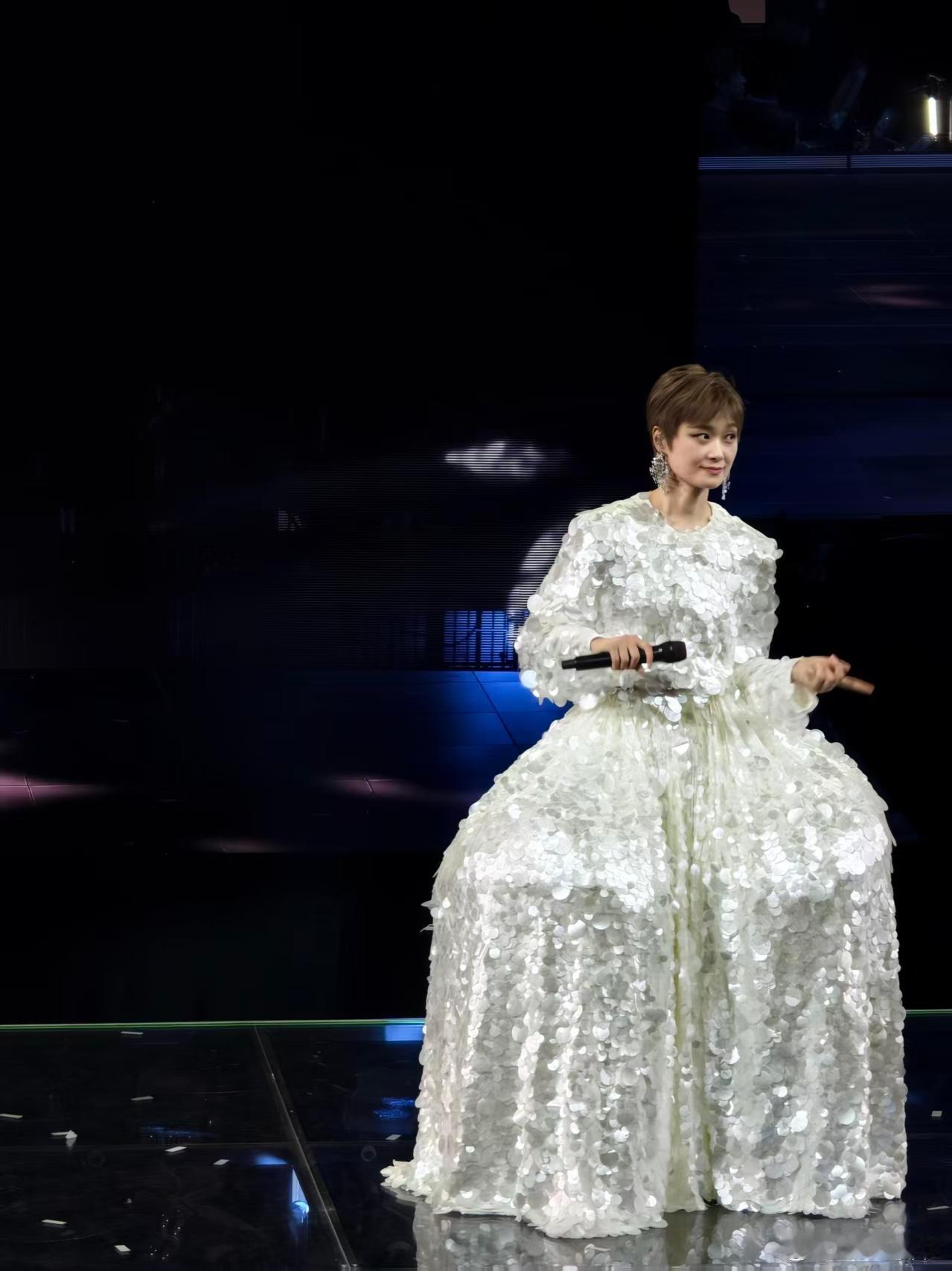 李宇春的裙子有8000多颗亮片🤍手工高定礼服重磅登场，八千多颗亮片，漫长制作周